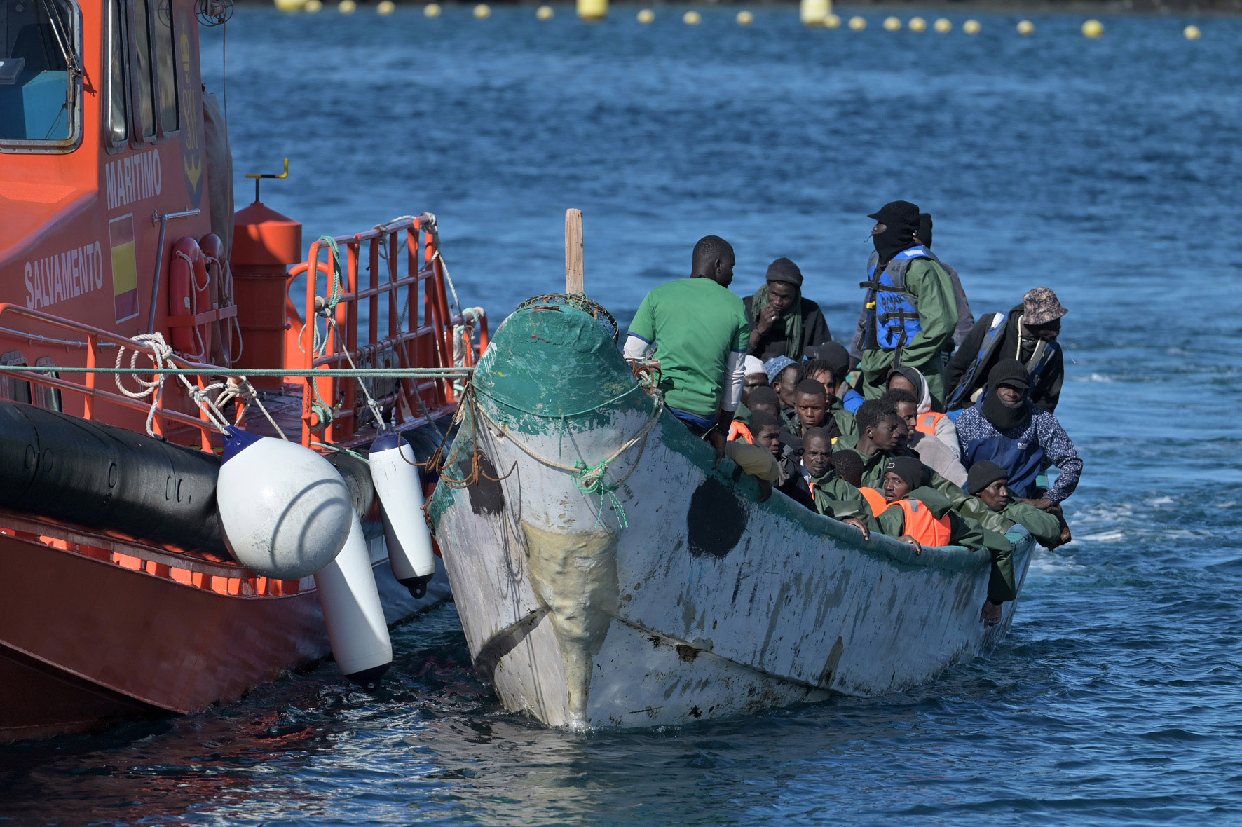 Salvamento Marítimo rescata a 58 personas a bordo de un cayuco en aguas cercanas a El Hierro