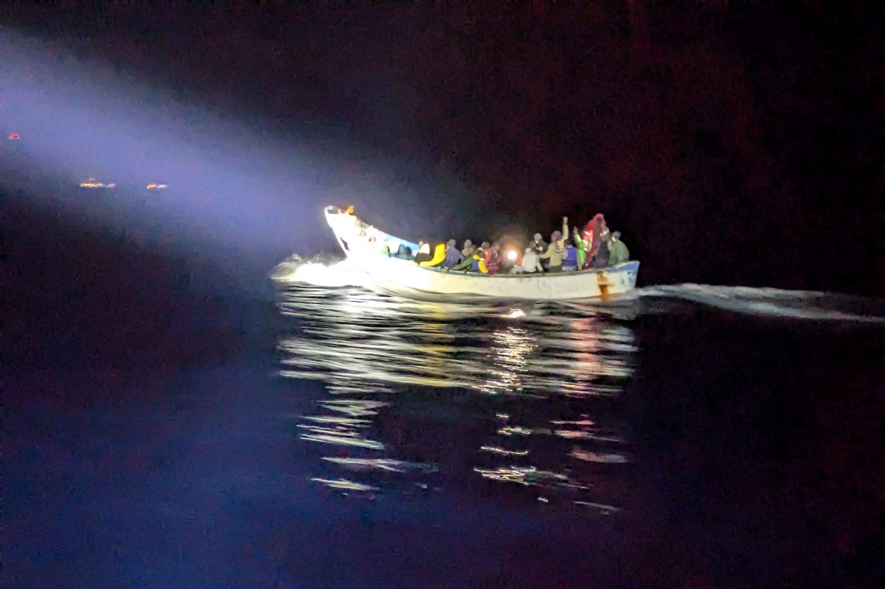 Salvamento Marítimo rescata a 126 personas a bordo de dos cayucos en aguas próximas a El Hierro