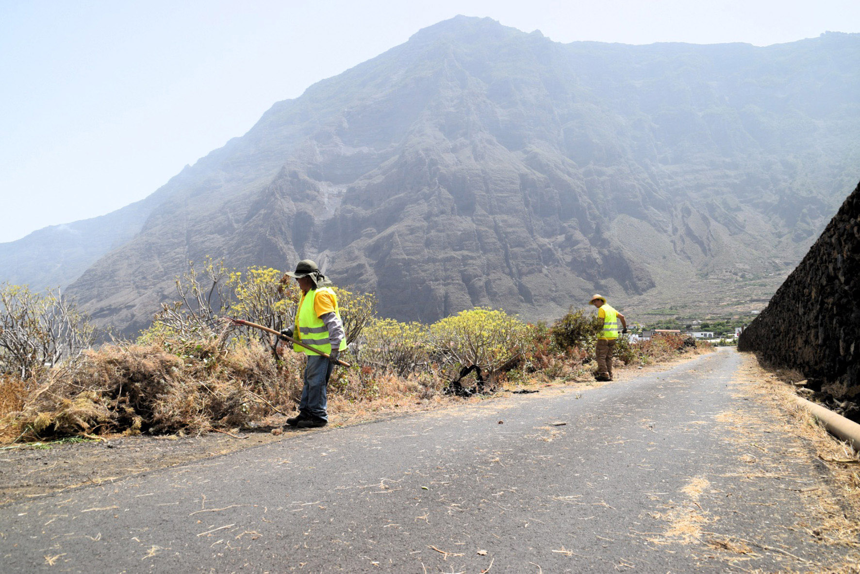 El Ayuntamiento de La Frontera refuerza el servicio de mantenimiento de márgenes de carreteras