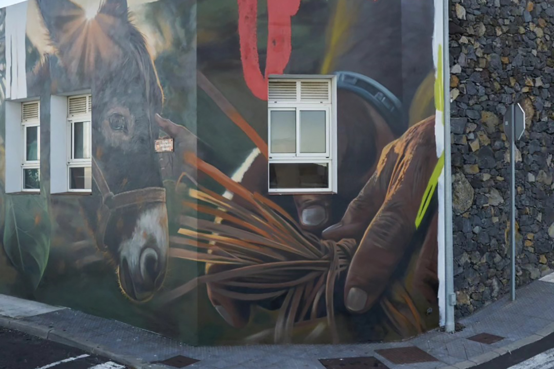 El artista Erik Air rinde homenaje a las labores del campo con un mural en El Pinar