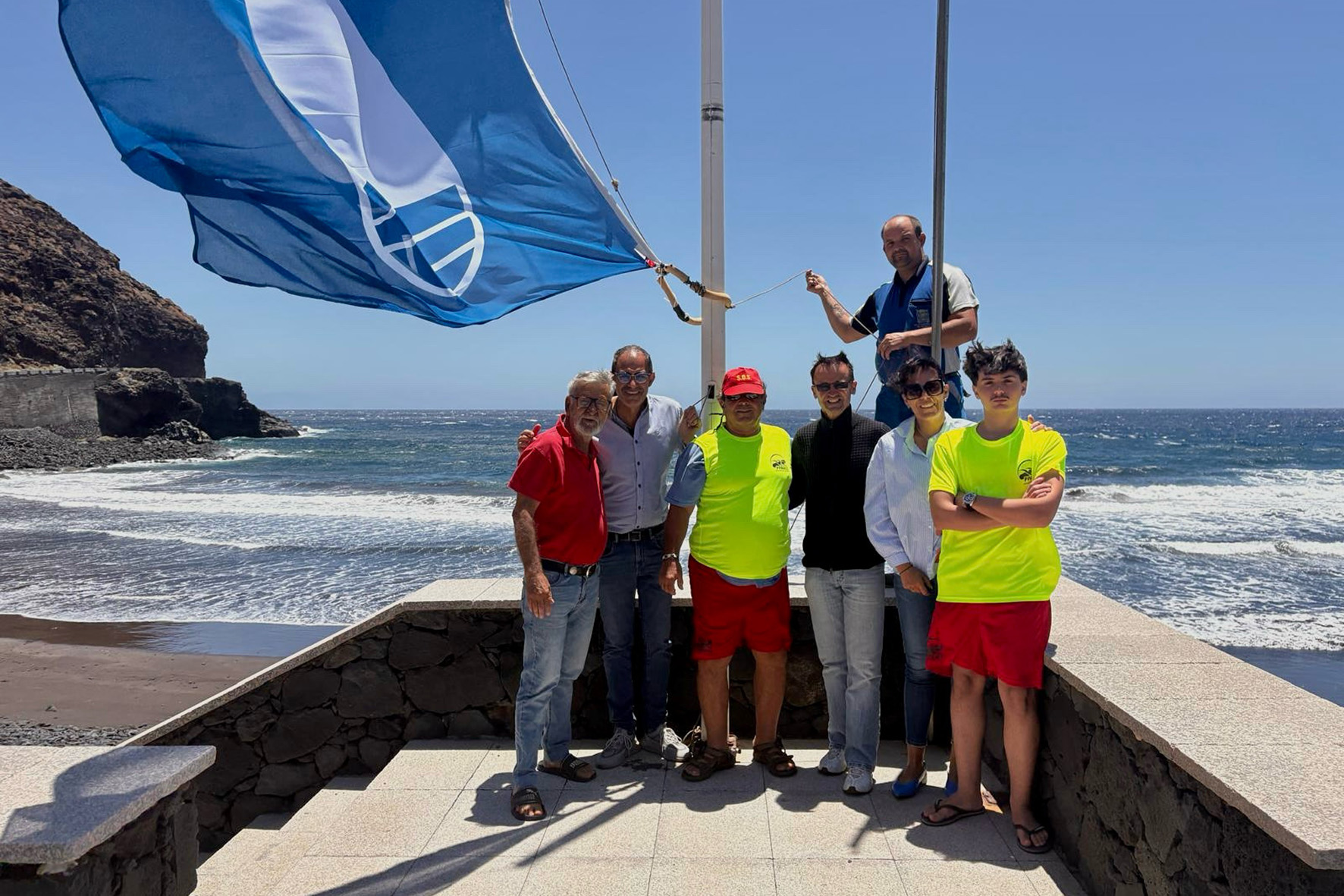 La playa de Timijiraque ondea por quinto año consecutivo la Bandera Azul