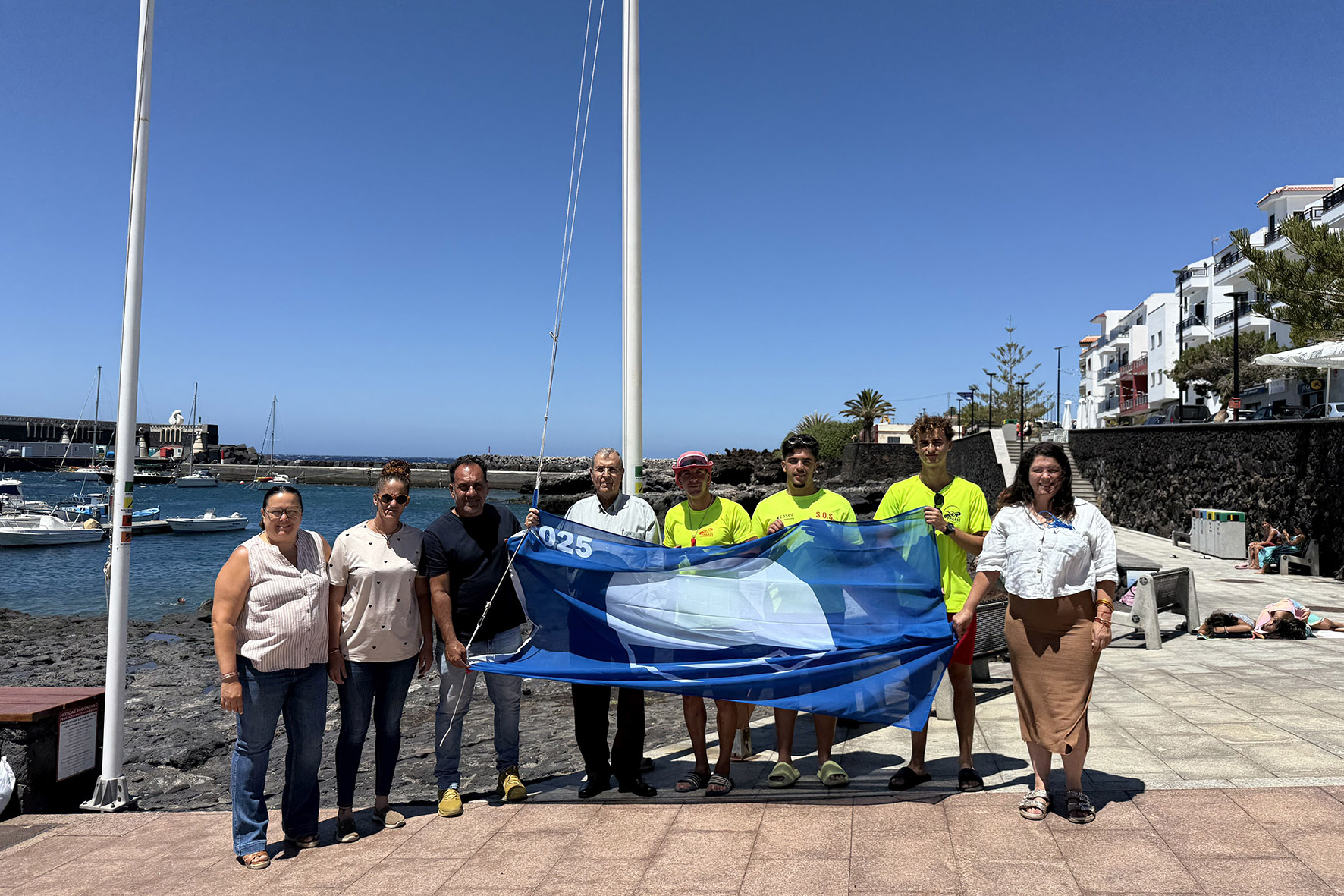 La Bandera Azul ondea por noveno año consecutivo en la playa de La Restinga