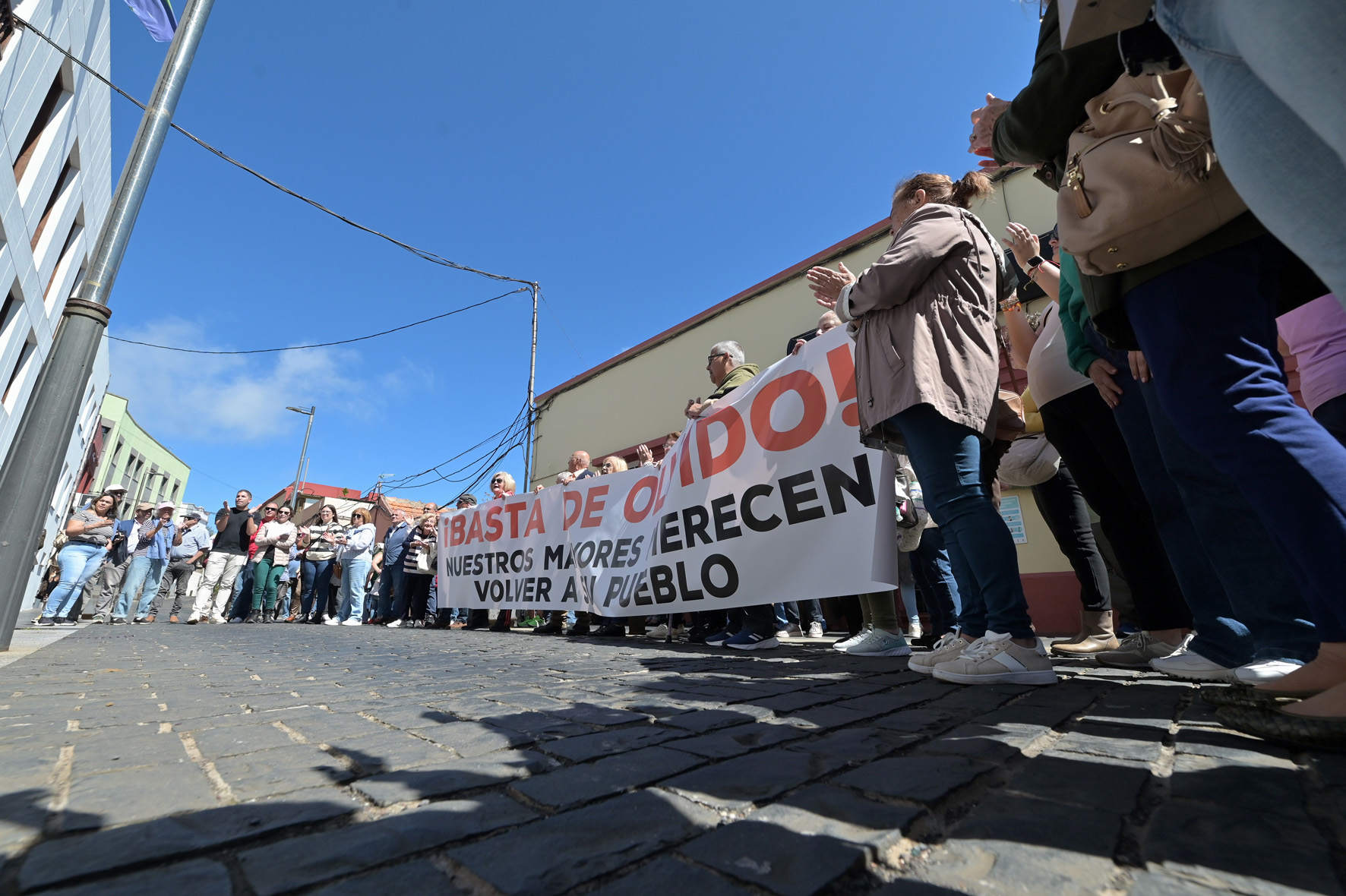 Unas 100 personas se concentraron a las puertas del Cabildo para reclamar la reanudación de las obras de la Residencia de Mayores de Frontera