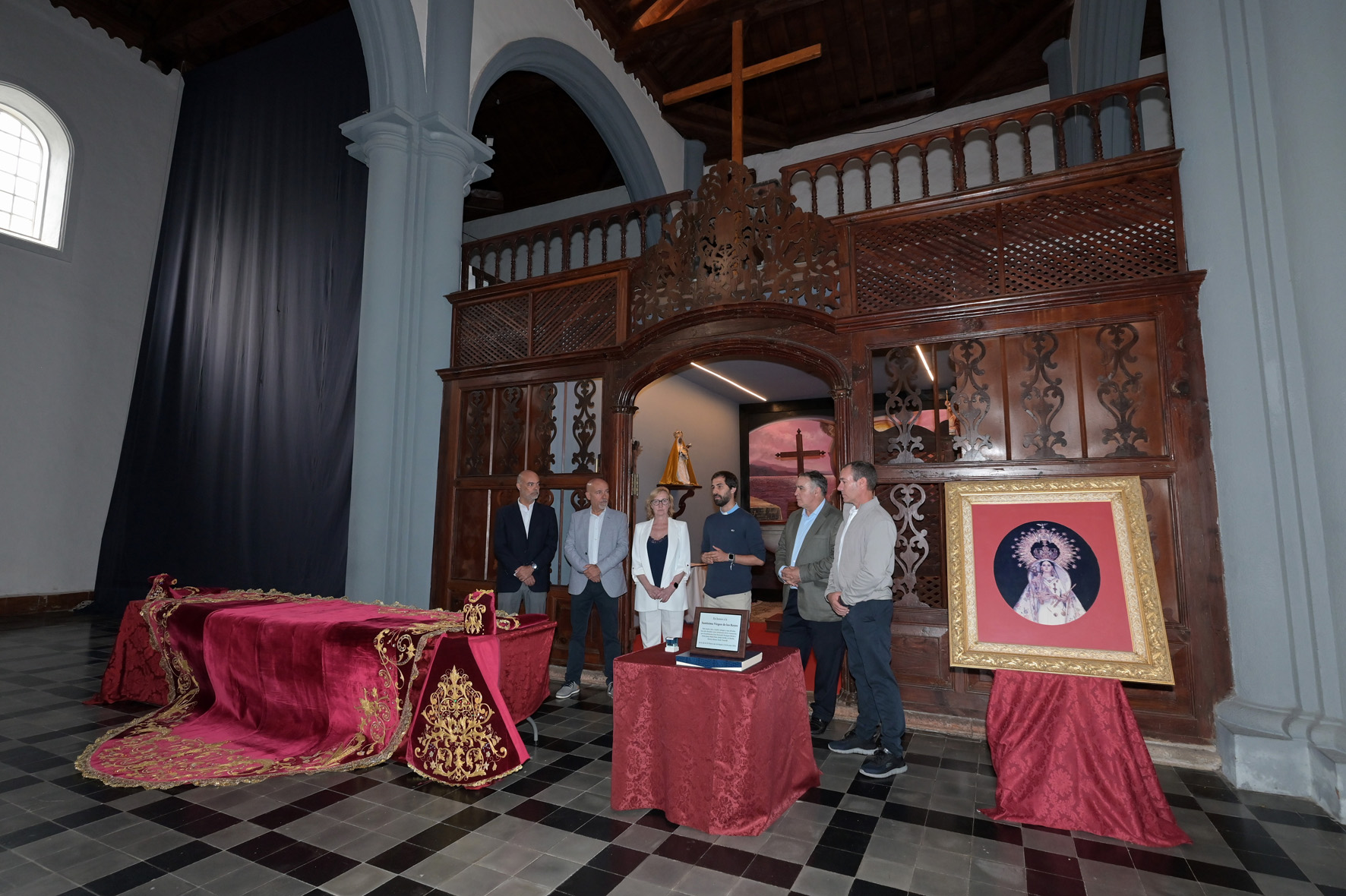 La Virgen de Los Reyes recibe un nuevo manto de una donación particular