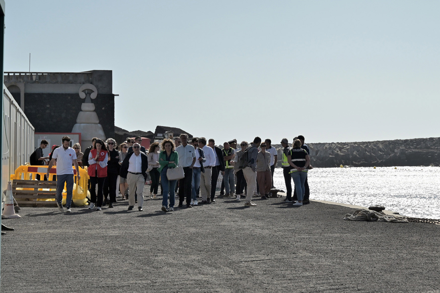 Una delegación de eurodiputados visita el muelle de La Restinga para evaluar la respuesta ante la llegada irregular de migrantes