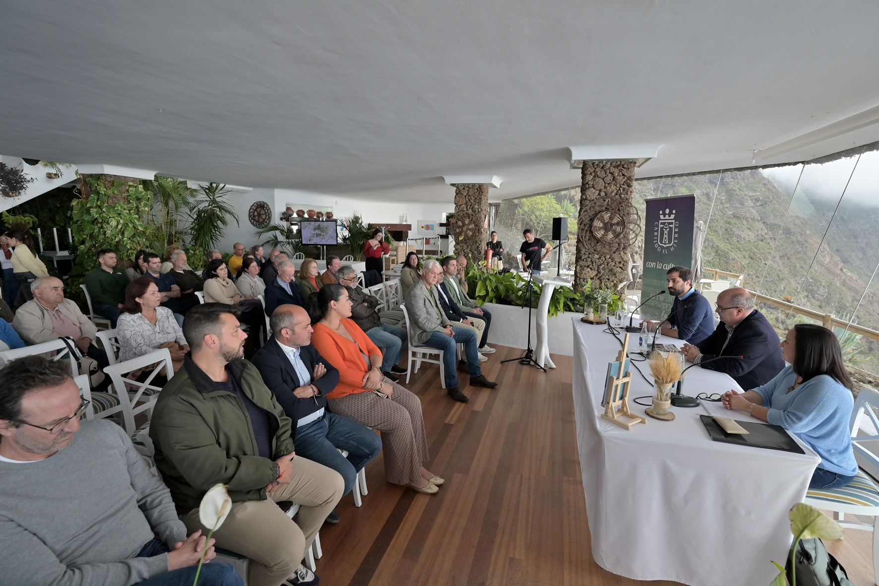El historiador Venancio Acosta presenta su nuevo libro “La Virgen de Los Reyes”, una publicación que mantiene vivo el Patrimonio herreño