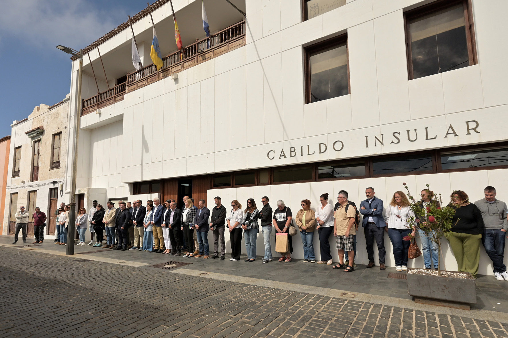 Instituciones y sociedad civil guardan un minuto de silencio en memoria de las 7 víctimas mortales del cayuco que volcó ayer en El Hierro