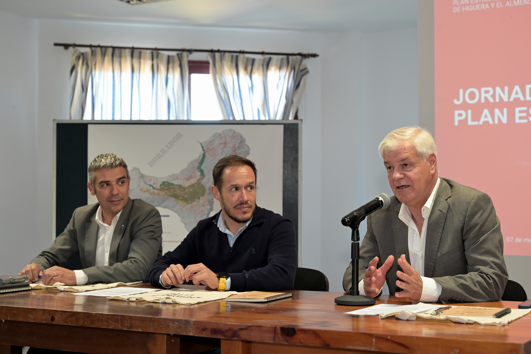 El Gobierno de Canarias presenta el borrador del plan estratégico de recuperación de la higuera y el almendro en El Hierro