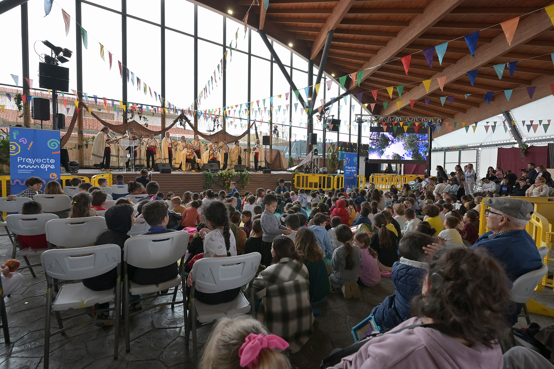 Escolares de El Hierro participan en un concierto didáctico de Los Sabandeños con motivo del Mes de Canarias
