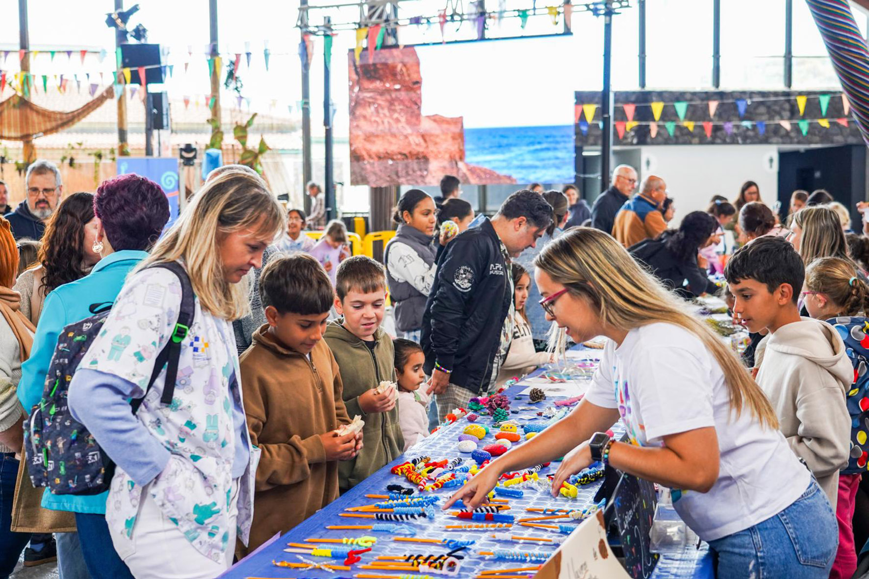 Escolares de infantil y primaria de El Hierro instalan un mercadillo como finalización del proyecto “Enseñar para Emprender”
