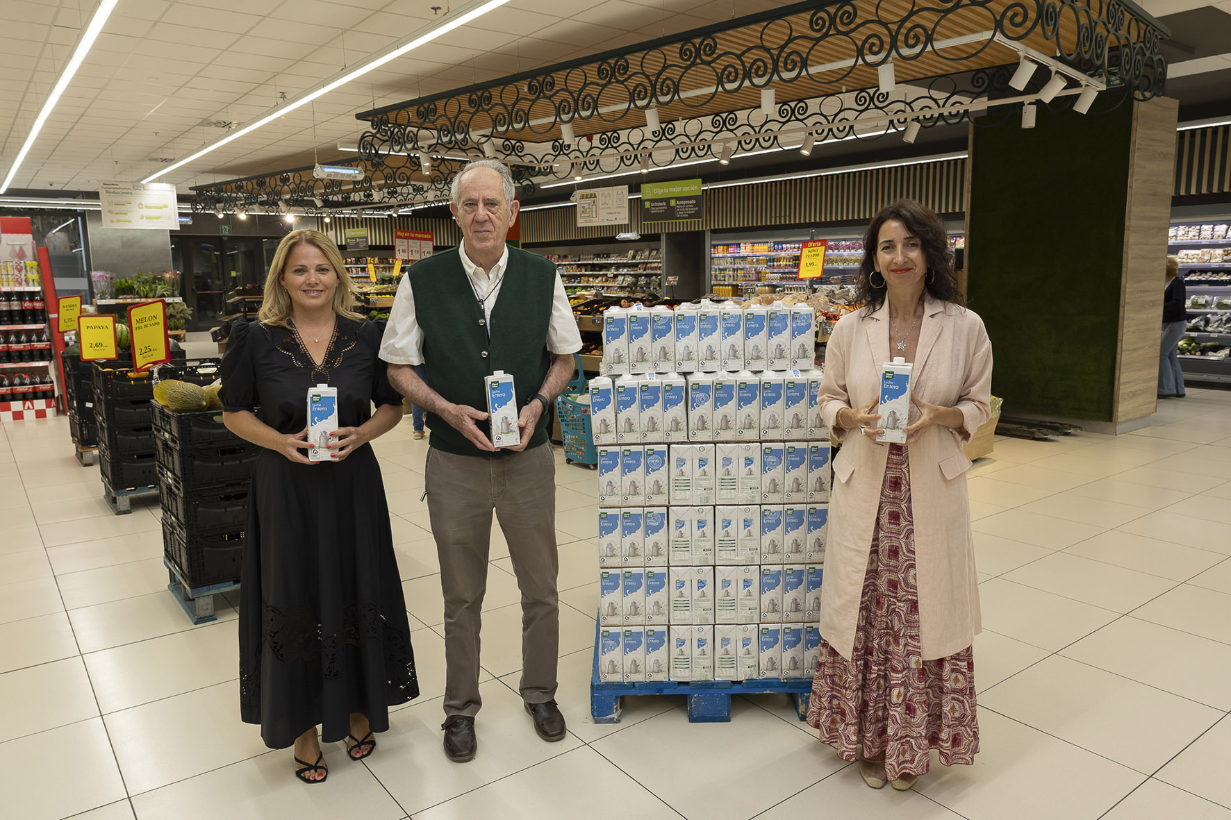 Fundación DinoSol dona más de 1.500 litros de leche a la campaña "Ningún hogar sin alimentos"