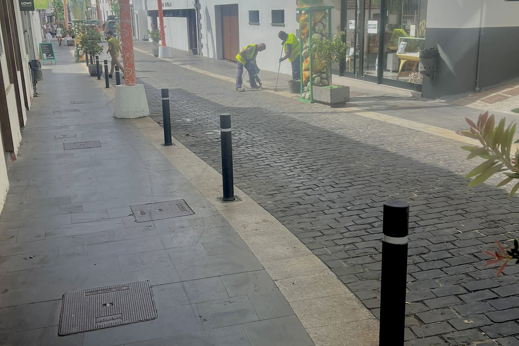 El Ayuntamiento de Valverde sustituye los pilones de la calle principal de la Villa capitalina