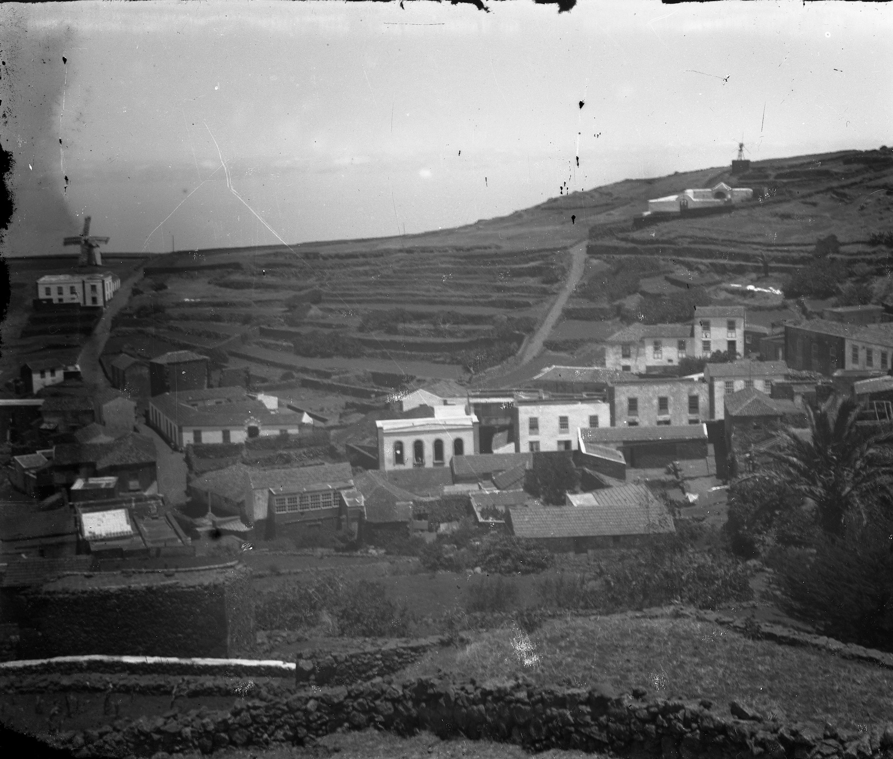Foto: Matías Padrón Padrón, Vista de Valverde, con el cementerio al fondo, 1920-1923, Valverde, colección particular (Reproducción digital a partir de negativo de placa de cristal)