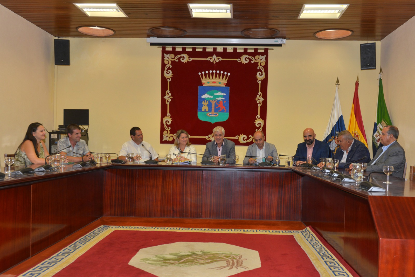 Video Noticia: Cabildo y Gobierno de Canarias se reúnen para abordar estrategias conjuntas en el sector primario