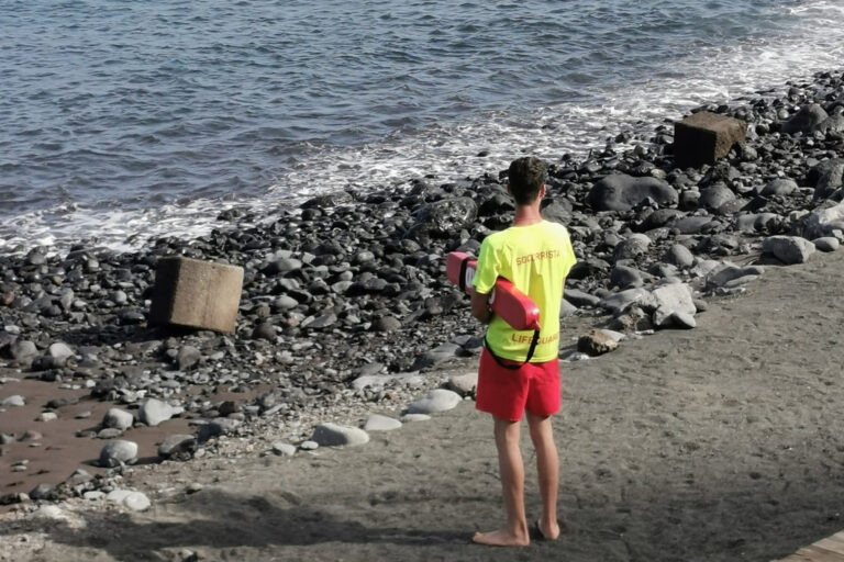 El Ayuntamiento de Valverde licita el servicio de vigilancia y socorrismo en las zonas de baño del municipio