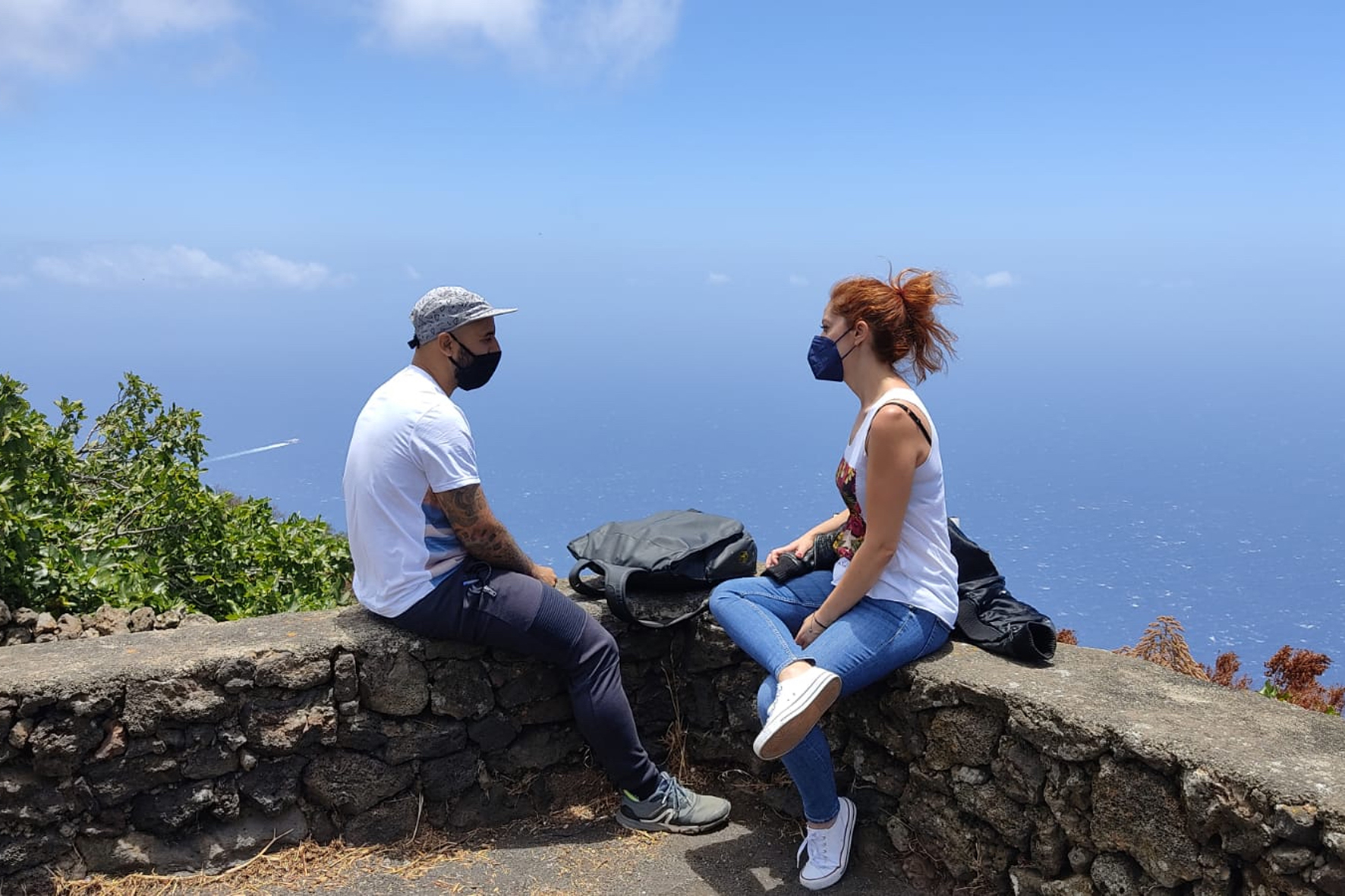 La directora tinerfeña Jeniffer Castañeda García, con Iombi García como director de fotografía, durante una visita a localizaciones.