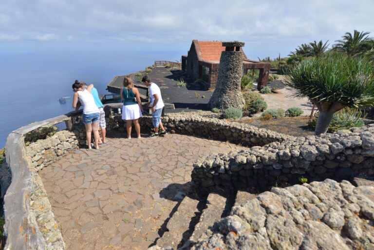 El Hierro registra más de 56.900 movimientos de pasajeros a través de su puerto y aeropuerto durante julio