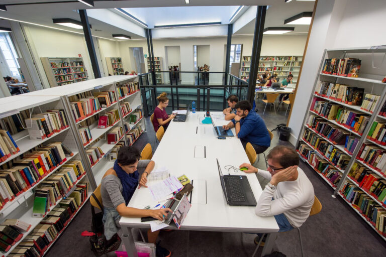 El Ayuntamiento de El Pinar destina más de 23.000 euros en ayudas al estudio y material escolar para el curso 2025/2026