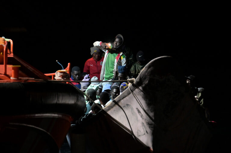 Salvamento Marítimo rescata un cayuco con 180 personas a bordo, en aguas cercanas a El Hierro