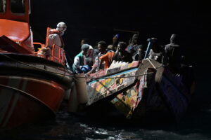 Salvamento Marítimo rescata un cayuco con 136 personas a bordo, en aguas próximas a El Hierro