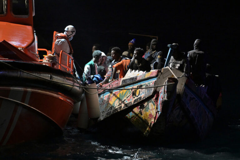 Salvamento Marítimo rescata un cayuco con 136 personas a bordo, en aguas próximas a El Hierro