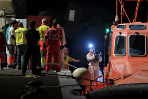 Salvamento Marítimo rescata un cayuco con 113 personas a bordo en aguas próximas a El Hierro, entre ellos 2 fallecidos