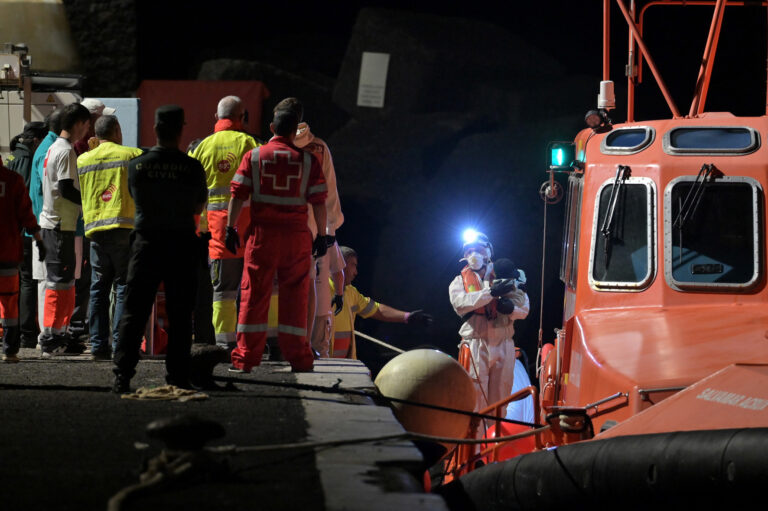 Salvamento Marítimo rescata un cayuco con 113 personas a bordo en aguas próximas a El Hierro, entre ellos 2 fallecidos