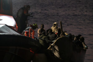 Salvamento Marítimo rescata un cayuco con 126 personas a bordo, en aguas próximas a El Hierro