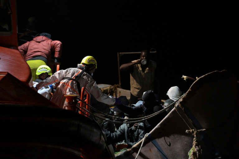 Salvamento Marítimo rescata un cayuco con 139 personas a bordo en aguas próximas a El Hierro
