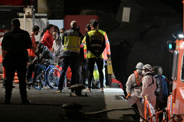 Salvamento Marítimo rescata un cayuco con 153 personas a bordo, a treinta  millas de El Hierro