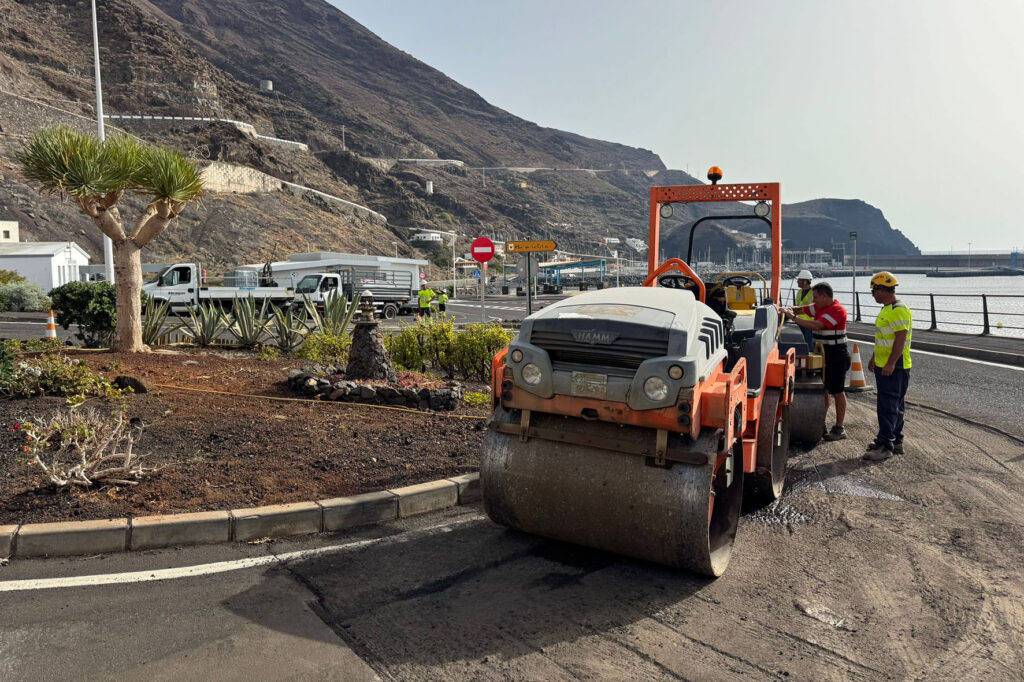 El Cabildo realiza obras de resaltado en la glorieta de acceso al Puerto de La Estaca