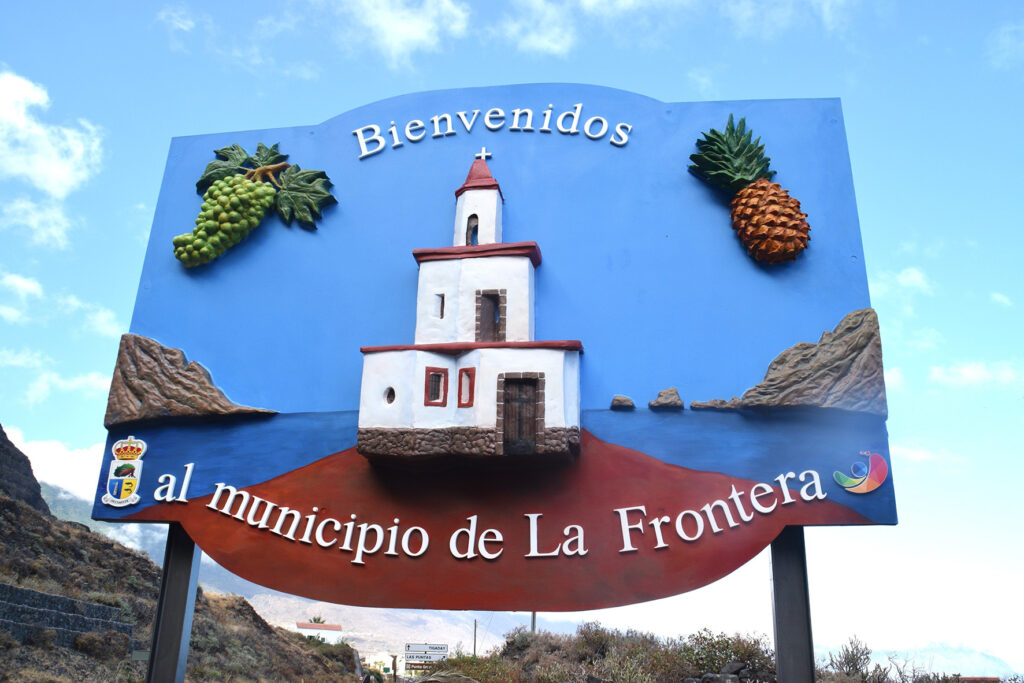 El Ayuntamiento de La Frontera renueva el cartel de bienvenida al municipio