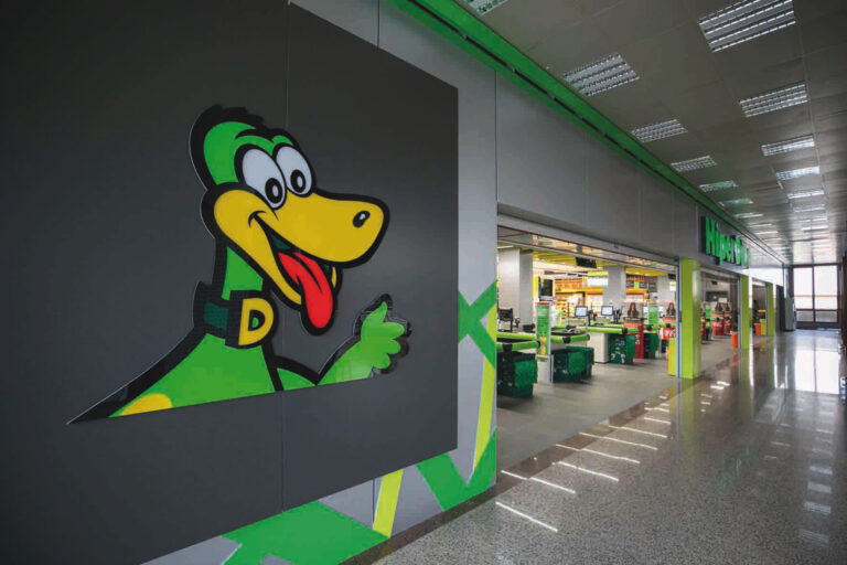 La Fundación DinoSol, a través de la campaña DinoCole entrega tarjetas monedero a sus empleados con menores en edad escolar para ayudar en la vuelta al Cole