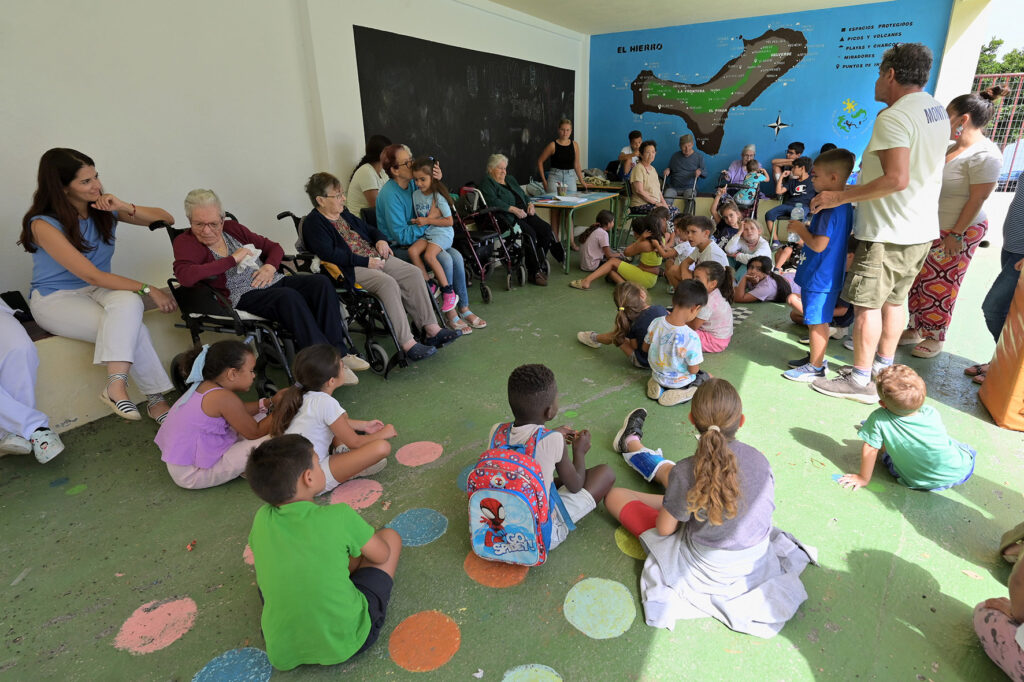 El campamento “Colonias Urbanas” de La Frontera, una acoge actividad intergeneracional con usuarios del Centro Sociosanitario de Echedo