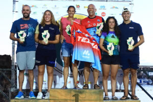 Betuel González de Armas y Isabel Valido Carreño se imponen en la categoría reina de la XII edición de la Travesía a Nado Mar de Las Calmas