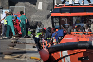 Salvamento Marítimo rescata a 235 personas a bordo de un cayuco en aguas cercanas a El Hierro