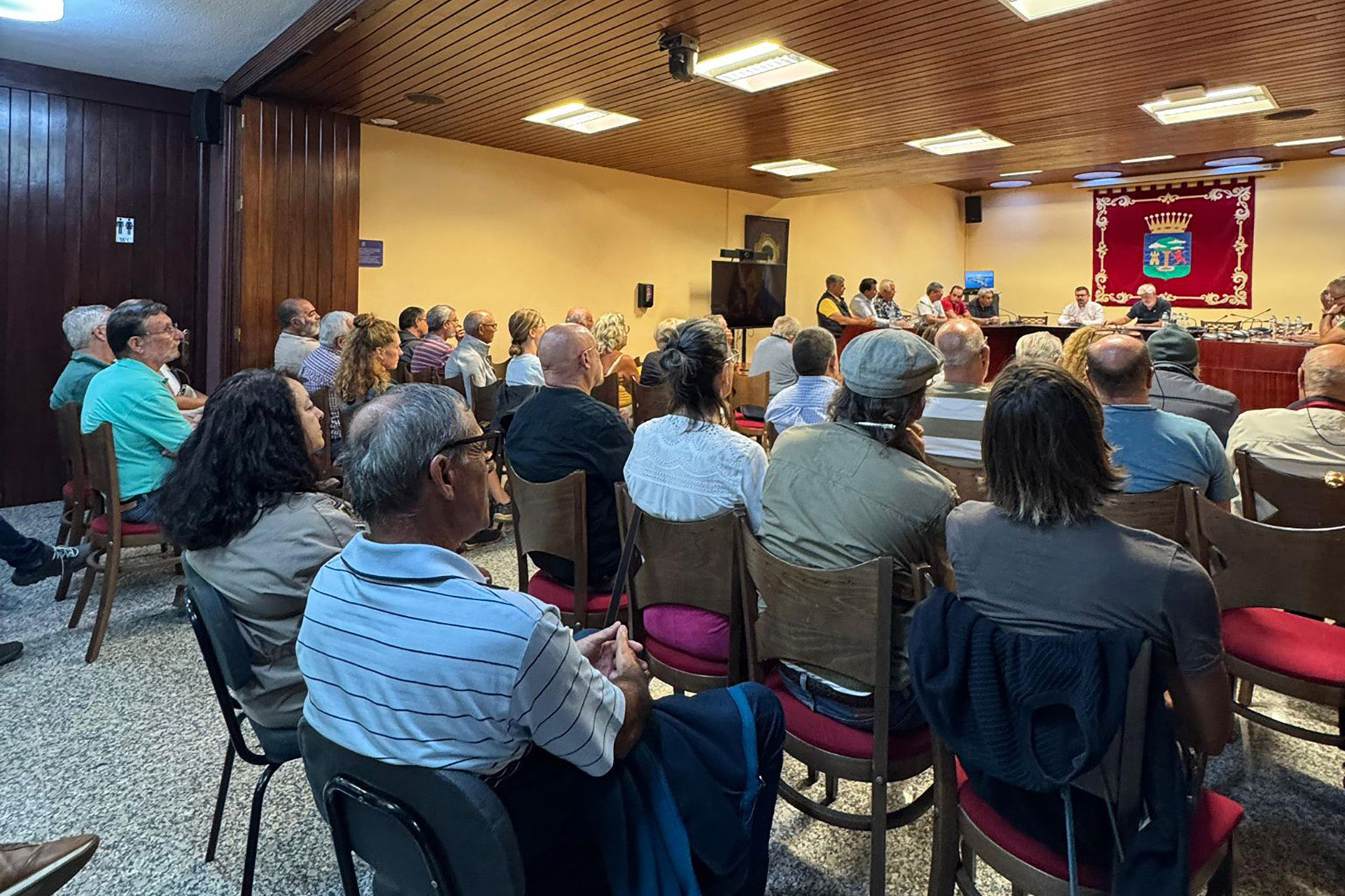 El Cabildo constituye una “Mesa del Agua” tras el encuentro mantenido con afectados por los cortes de suministro de agua de riego en la isla