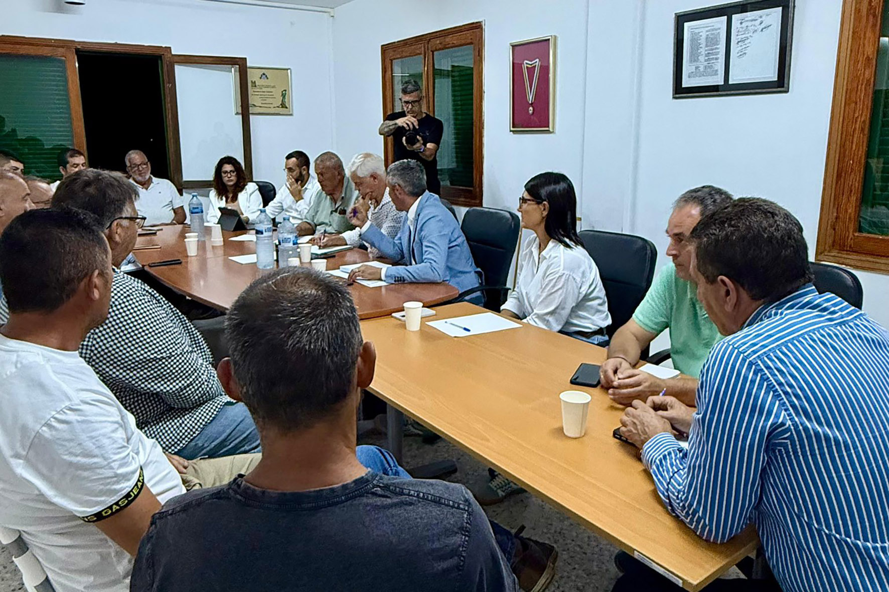 Gobierno de Canarias, Cabildo y agricultores celebran una reunión estratégica para el mantenimiento del cultivo de piña tropical en El Hierro
