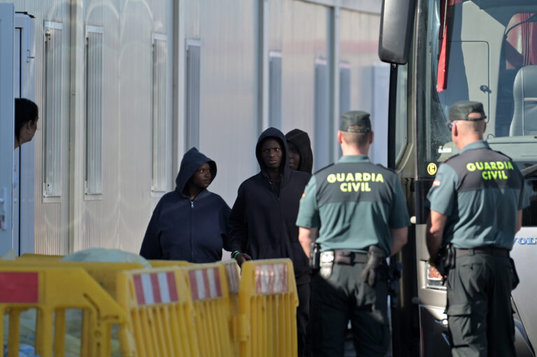 Arriba por sus propios medios un cayuco con 98 personas al muelle de La Restinga