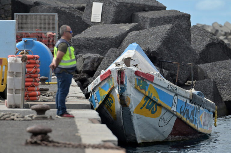 Los trece migrantes llegados ayer a El Hierro, lo habrían hecho en un cayuco sustraído en Mauritania