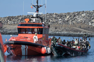 Salvamento Marítimo rescata a 230 personas a bordo de un cayuco en aguas cercanas a El Hierro