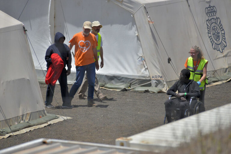 El Cabildo concede una subvención de 15.000 euros al proyecto “Corazón Naranja” dedicado a la atención humanitaria a personas migrantes