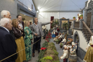 HiperDino inaugura su Belén Solidario que homenajea al costumbrismo y a los oficios tradicionales isleños