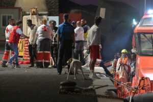 Salvamento Marítimo rescata un cayuco con 106 personas a bordo, a 45 millas de El Hierro