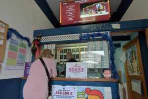 La administración de loterías de La Frontera vende un número agraciado con el tercer premio de la Lotería de Navidad 2025