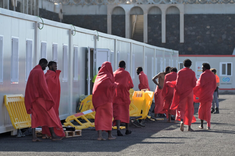 Salvamento Marítimo rescata un cayuco con 270 personas a bordo, en aguas cercanas a El Hierro