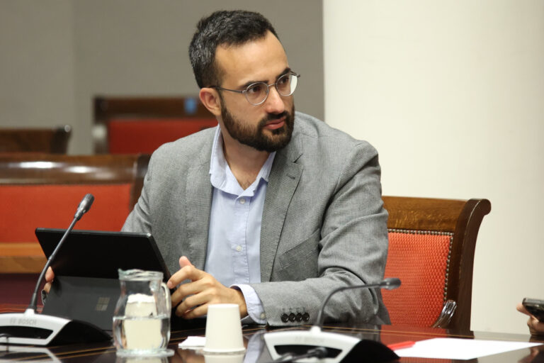 Acosta alerta de la fragilidad de la conectividad marítima de El Hierro: “No podemos depender de una sola naviera”