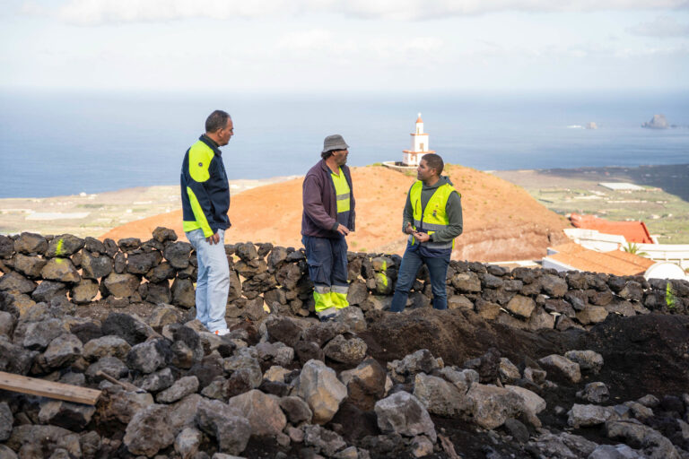 El Ayuntamiento de La Frontera realiza obras de ensanche de la carretera de acceso al cementerio municipal