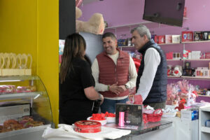 Domínguez visita la zona comercial de Tigaday, en La Frontera, donde el Gobierno invertirá 1,5 millones de euros para su renovación