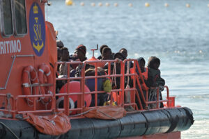 Salvamento Marítimo rescata a los 144 tripulantes de un cayuco localizado a 33 millas de El Hierro